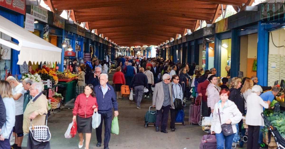 I baresi che fanno la spesa al mercato: �Scomodo e caotico, ma c'� pi� scelta e tanta "umanit�"�